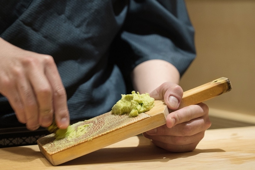 ruční strouhání čerstvého wasabi se struhadlem ze žraločí kůže
