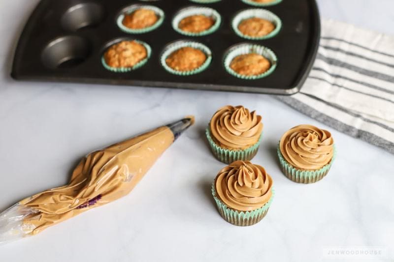 BANÁNOVÉ PUPCAKES S ARAŠÍDOVÝM MÁSLEM (PSÍ CUPCAKES)
