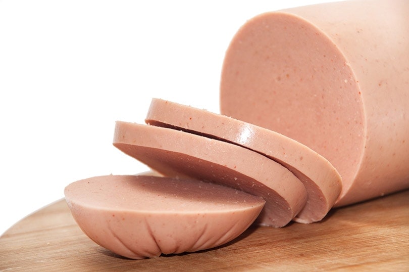 nakrájené bologna na dřevěné desce