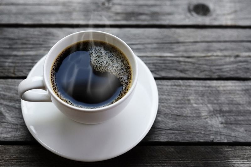 taza de café en la mesa de madera