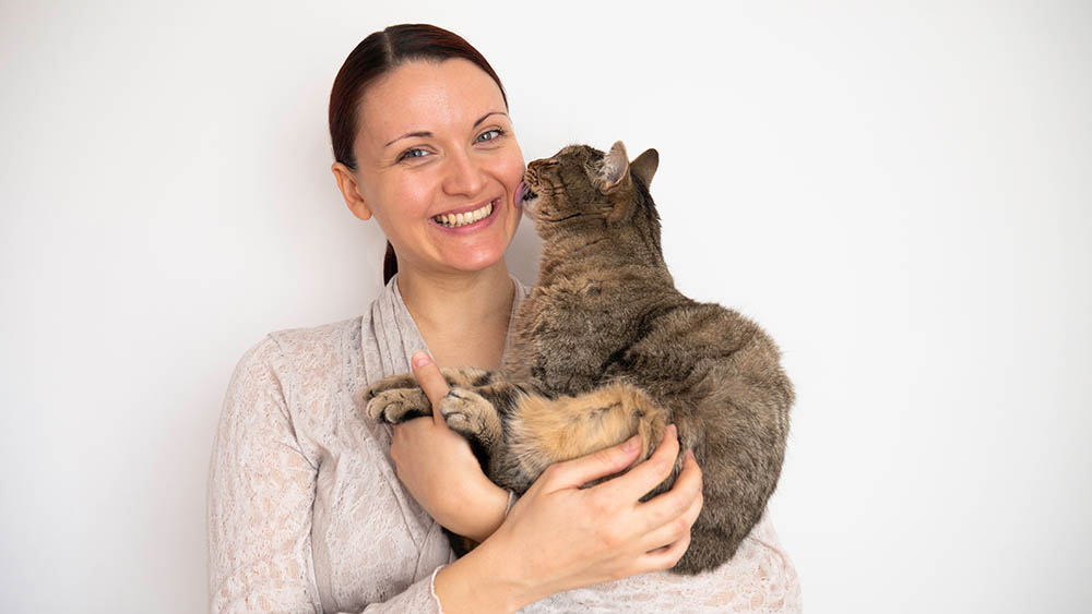 Proč mi moje kočka olizuje nos: 9 možných důvodů tohoto chování