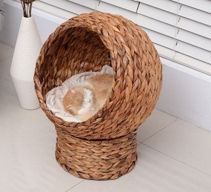 Pletený vodní hyacintový domeček PawHut Cat, navržený pro vnitřní použití a zahrnuje super měkkou bavlněnou postel, 23,5