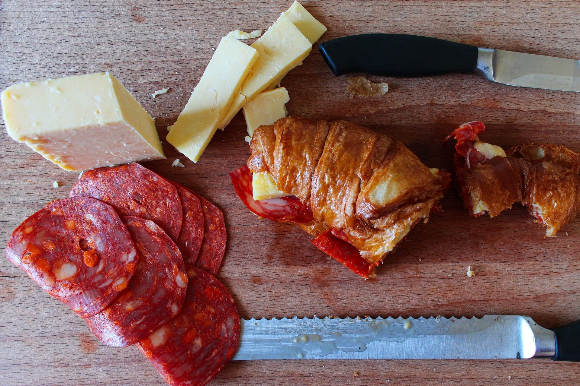 Chorizo, chléb a sýr