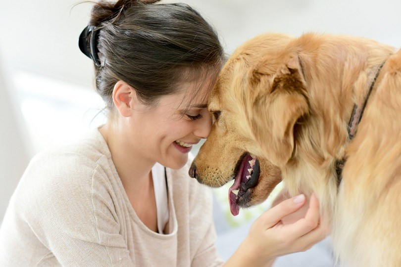 Portrét ženy s dog_goodluz_shutterstock