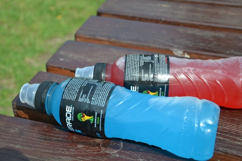 Dvě láhve Powerade si lehnou na stůl