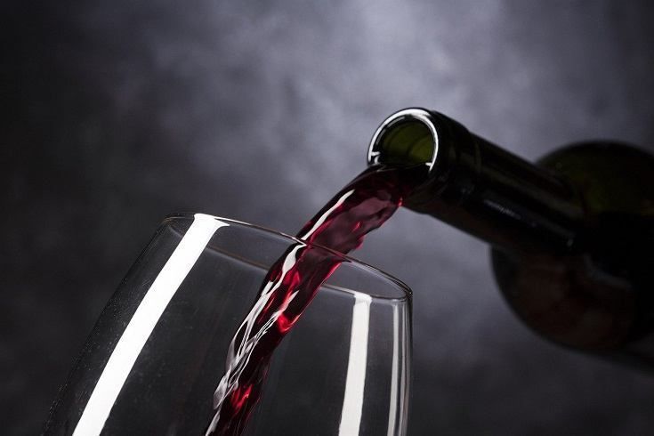 Versare il vino