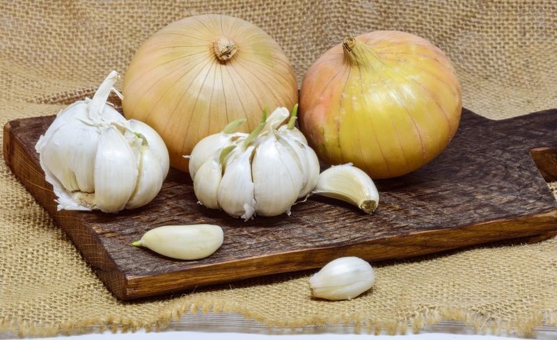 oinniún agus garlic