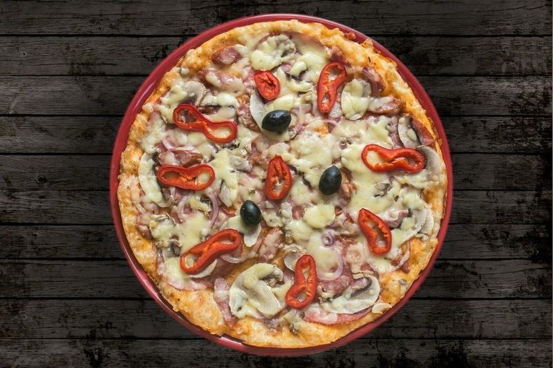 Pizza sur une table