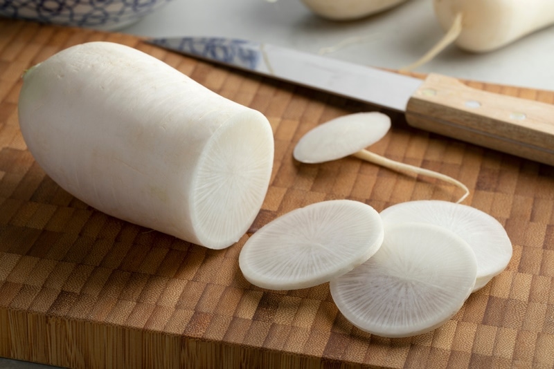 bílá ředkev daikon na dřevěný stůl