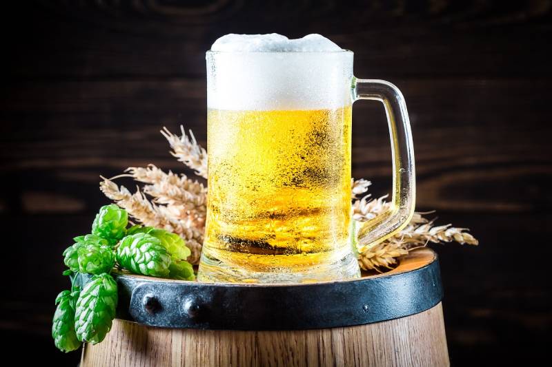 točené pivo na vrcholu sudu