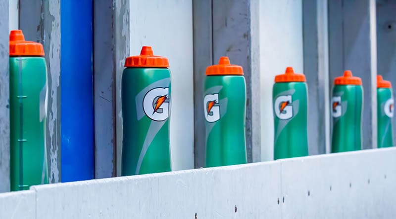 Gatorade sportovní lahve vystavené na zdi